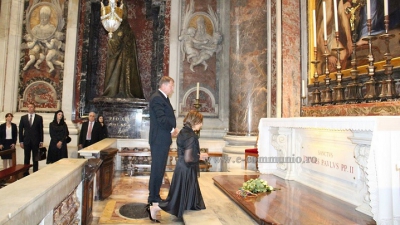 Klaus Iohannis și soția, rugăciune la mormântul Papei Ioan Paul al II-lea FOTO