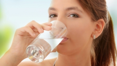 Câtă apă trebuie să bem pe zi pentru a ne hidrata corect. Recomandările nutriţioniştilor