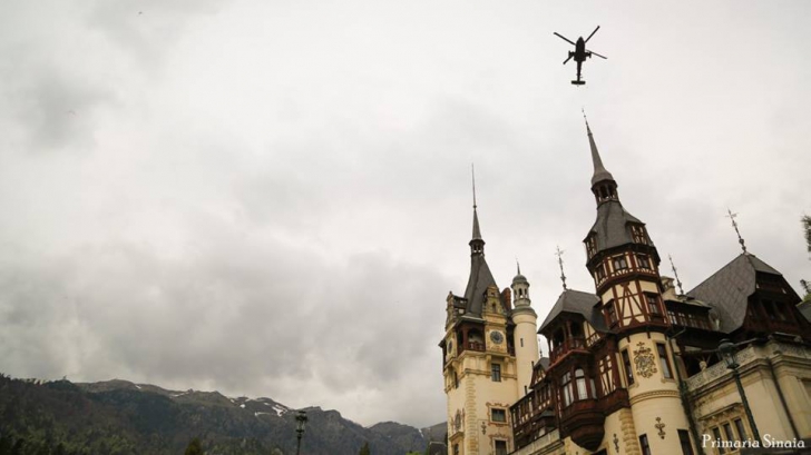 O imagine neobișnuită. Ce caută un elicopter militar în fața castelului Peleș 
