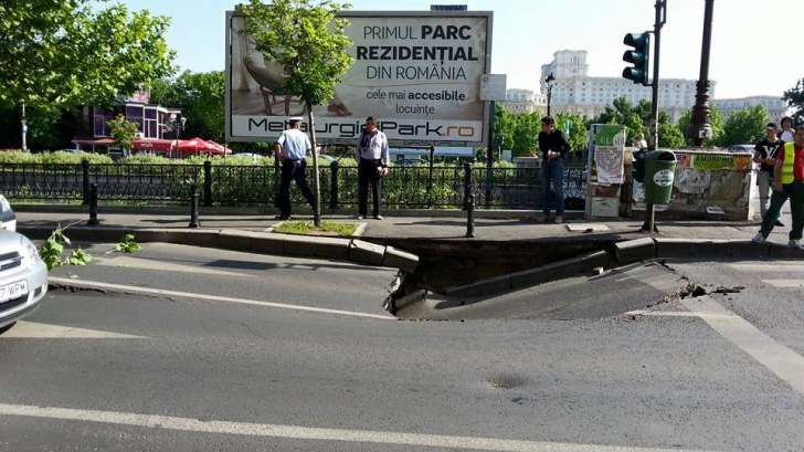 Trafic suspendat pe Podul Izvor din Capitală, după ce un crater a apărut în asfalt