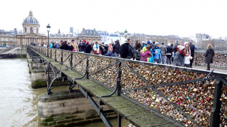  
Lovitură pentru îndrăgostiţi: Lacătele dragostei de pe celebrul Pont des Arts dispar