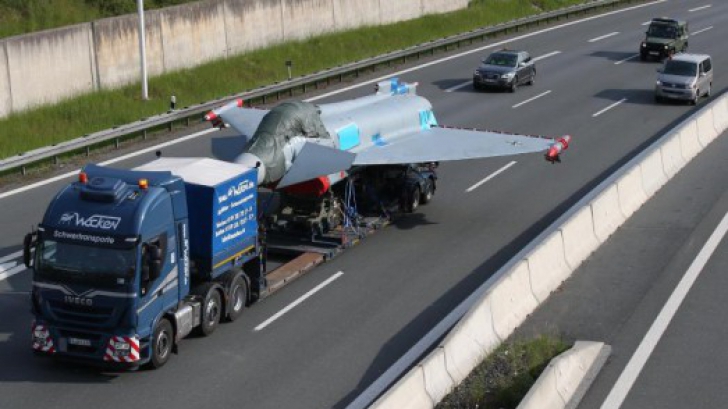 Un avion a blocat traficul pe o autostradă din Germania