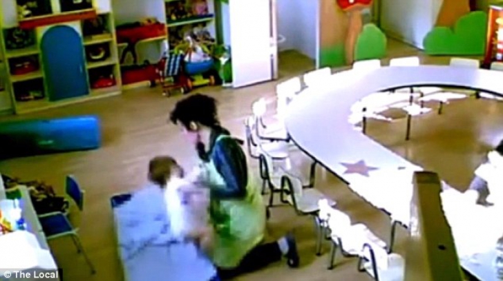 Imagini scandaloase. Cum a fost filmată o educatoare cu copiii - a primit 4 ani de închisoare