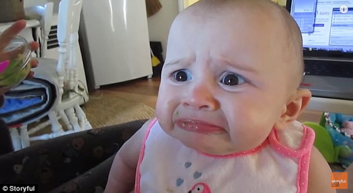 Reacţia plină de haz a unui bebeluş atunci când gustă avocado pentru prima oară