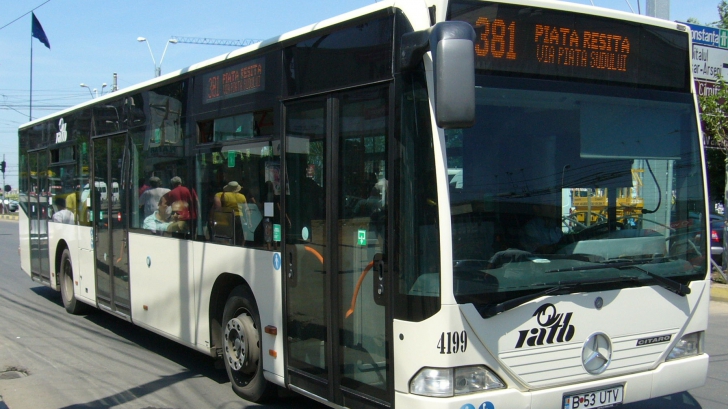 Nou incident şocant într-un autobuz din Bucureşti, filmat: cum s-a folosit un pensionar de un box
