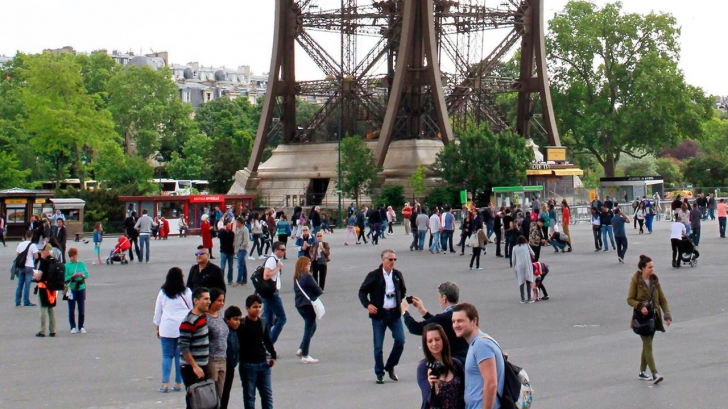 Români, hoţi de lux la Turnul Eiffel: Câştigau 4.000 de euro pe zi. Cum operau