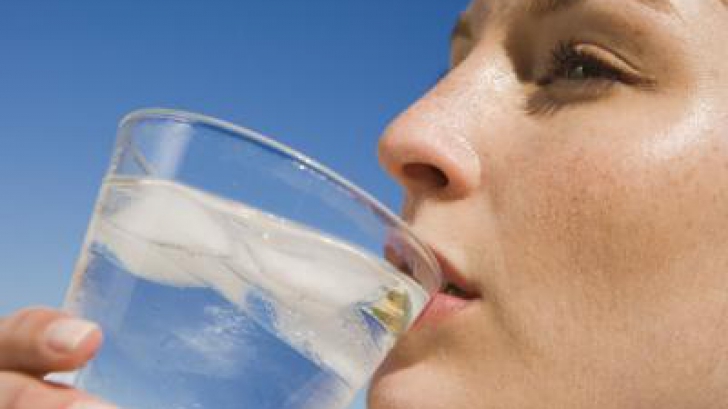 De ce nu este bine să bei apă cu gheață