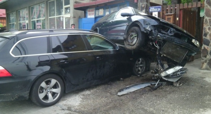 Accident spectaculos în Târgu Mureş. A 'zburat' cu maşina peste un alt autoturism / Foto: voceatransilvaniei.ro