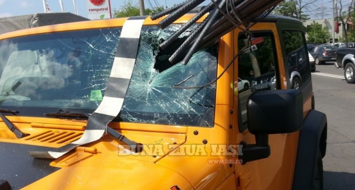 Accident cumplit la Bucium. Maşina, străpunsă de mai multe bare metalice / Foto: bzi.ro