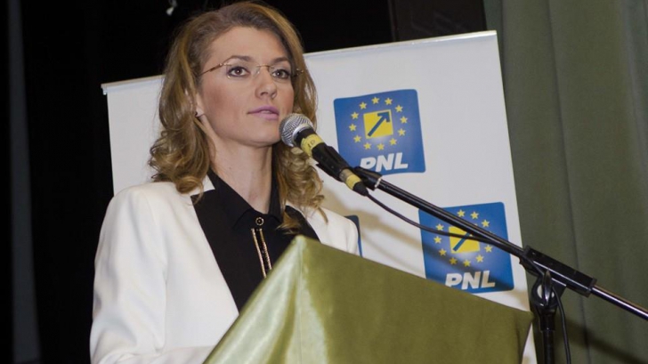 Alina Gorghiu cere demisia premierului şi a ministrului de finanţe