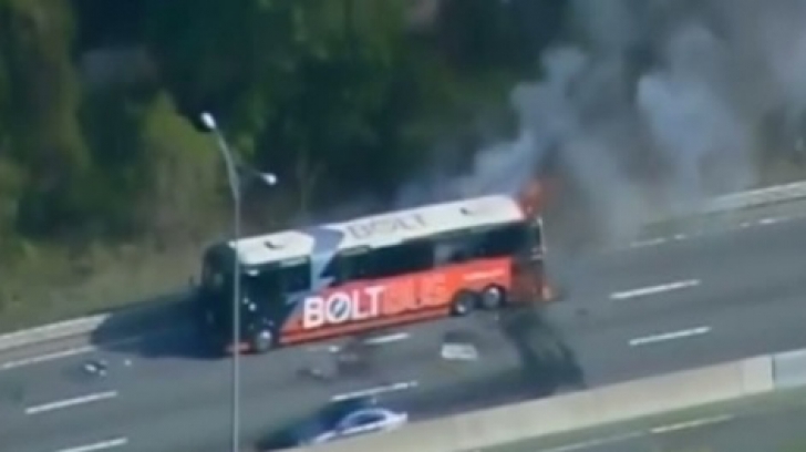 Accident spectaculos! Un autobuz a luat foc şi a explodat în mers