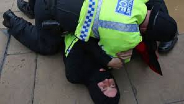 Bătăi între studenţi şi poliţişti la Londra 