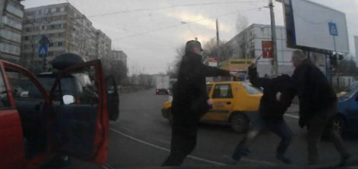 Angajaţii de la o firmă de salubritate au fugărit un şofer prin trafic, în Bucureşti