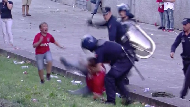 Suporter bătut crunt de Poliţie în faţa copiilor săi