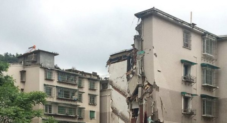 Clipe de groază! Un bloc de 9 etaje s-a prăbuşit, în China