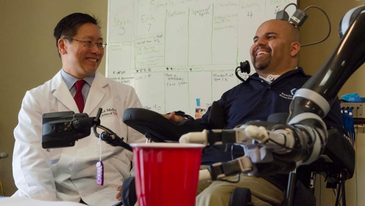 Salvarea oamenilor paralizați este acest braț robotic ghidat cu mintea!