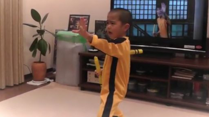 Un băieţel de cinci ani îl imită perfect pe Bruce Lee 