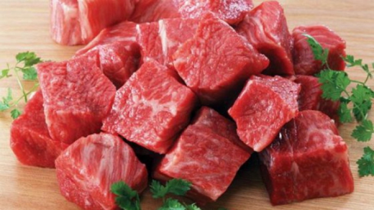 Carne stricată, vândută la Braşov.Descoperirea poliţiştilor în camera frigorifică a unui supermarket