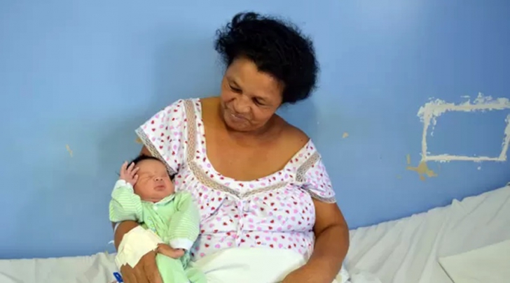 O braziliancă de 51 de ani a dat naştere unui băieţel sănătos: este al 21-lea copil al său!