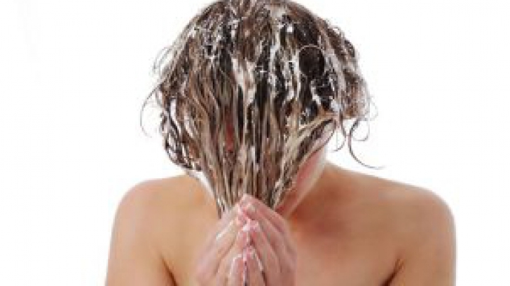 Cum să-ți speli părul fără să folosești șampon