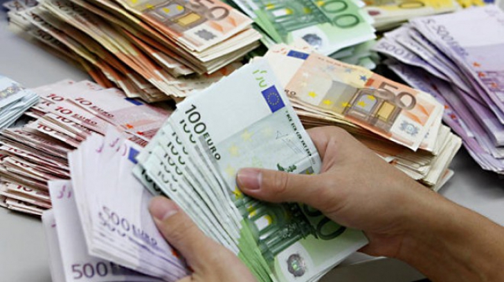 Străinii își retrag masiv banii din băncile românești