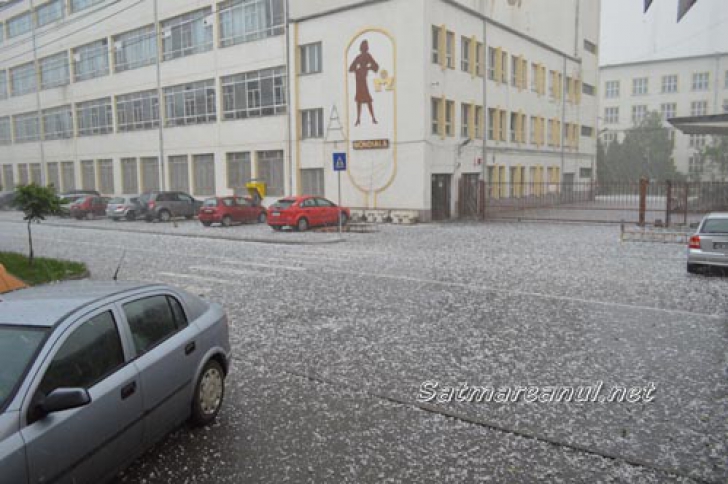 Ploaie cu gheață la Satu Mare. Foto: Satmareanul