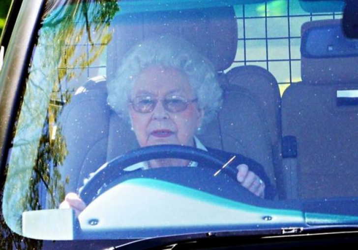 Regina Elisabeta a II-a, la volan la 89 de ani. Imaginile au făcut înconjurul lumii 