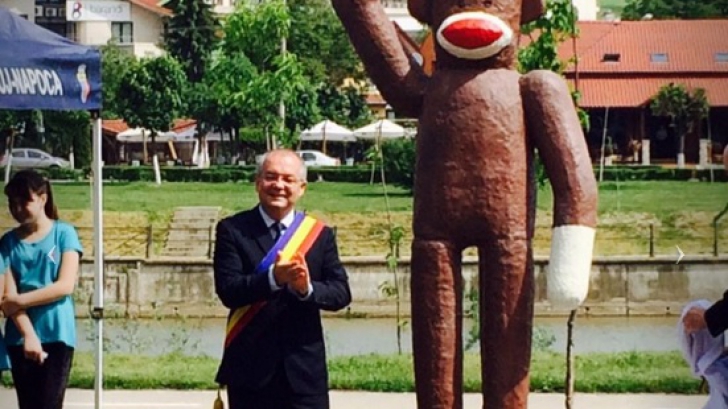 Emil Boc, poză cu maimuţa. Primarul Clujului a inaugurat noul monument din oraş / Foto: ziardecluj.ro