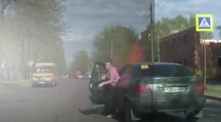 Clipe de coşmar în trafic, după ce o maşină a explodat din cauza unei ţigări