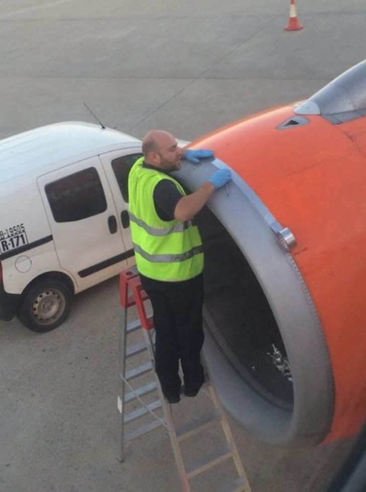 Imaginea pe care nu vrea să o vadă niciun pasager: avion reparat cu bandă adezivă / Foto: Twitter.com