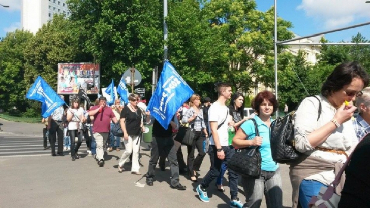 Protest la Guvern. Peste o mie de sindicalişti din administraţia publică, în stradă