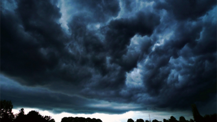 Avertizare meteo de vreme rea: Furtuni în aproape toată ţara