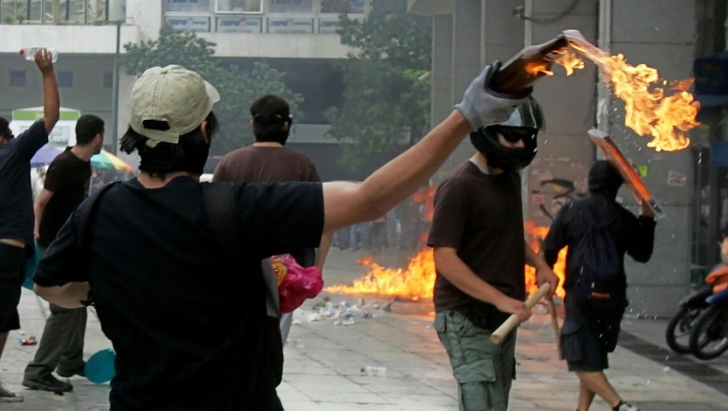 Grecia: Lupte de stradă între forţele de ordine şi protestatari antisistem