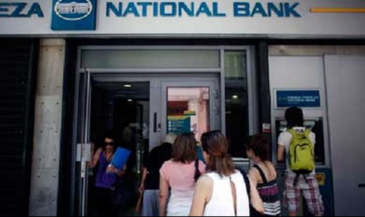 Grecii au luat cu asalt bancomatele