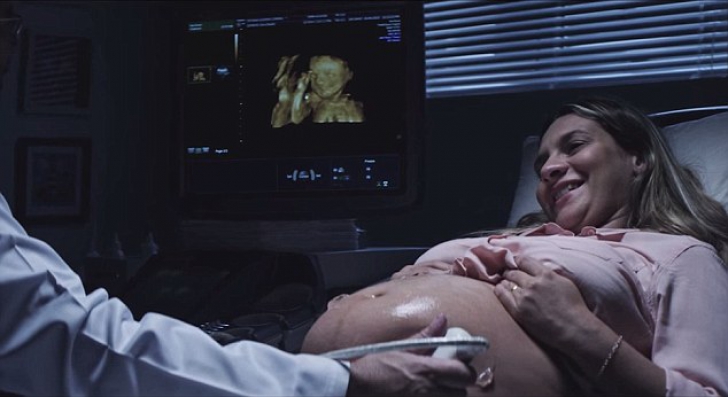 O femeie nevăzătoare însărcinată și-a 'văzut' bebelușul pentru prima dată. Cum a fost posibil 