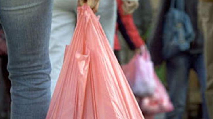 8 intrebuintari neobisnuite ale pungilor de plastic
