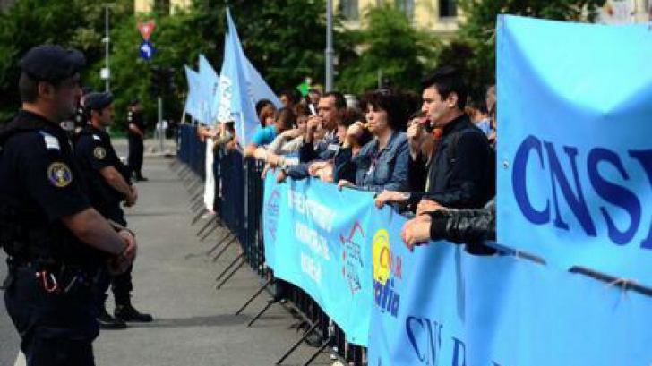 Peste 300 de funcționari publici protestează, în Piața Victoriei