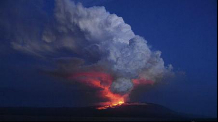 Imagini spectaculoase cu vulcanul ASO: coloane de fum negru și alb au acoperit cerul după ce a erupt