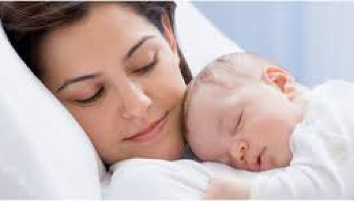 Câte ore de somn pierde o mamă în primul an după naşterea copilului