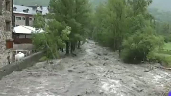 Cod galben de inundații pe râuri din 10 județe