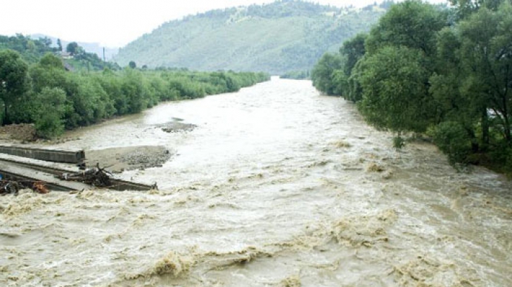 Cod galben de inundaţii pentru râurile din două judeţe