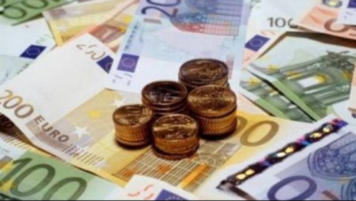 Curs valutar. Veşti proaste pentru moneda naţională: euro, dolarul şi francul s-au apreciat