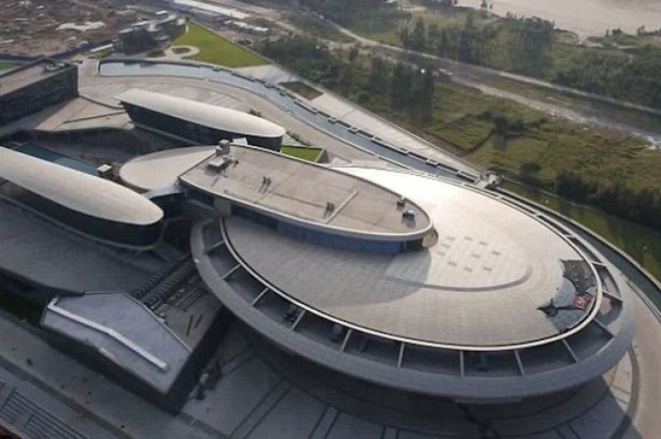 Gestul unui fan înfocat al seriei Star Trek: a construit o navă Enterprise ca sediu al firmei sale 