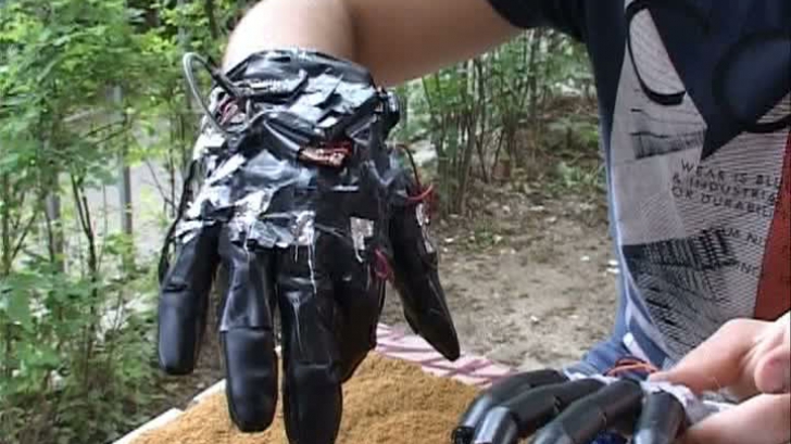 Invenţia unui adolescent din Râmnicu Vâlcea: mână robotică cu buget de 200 de lei 