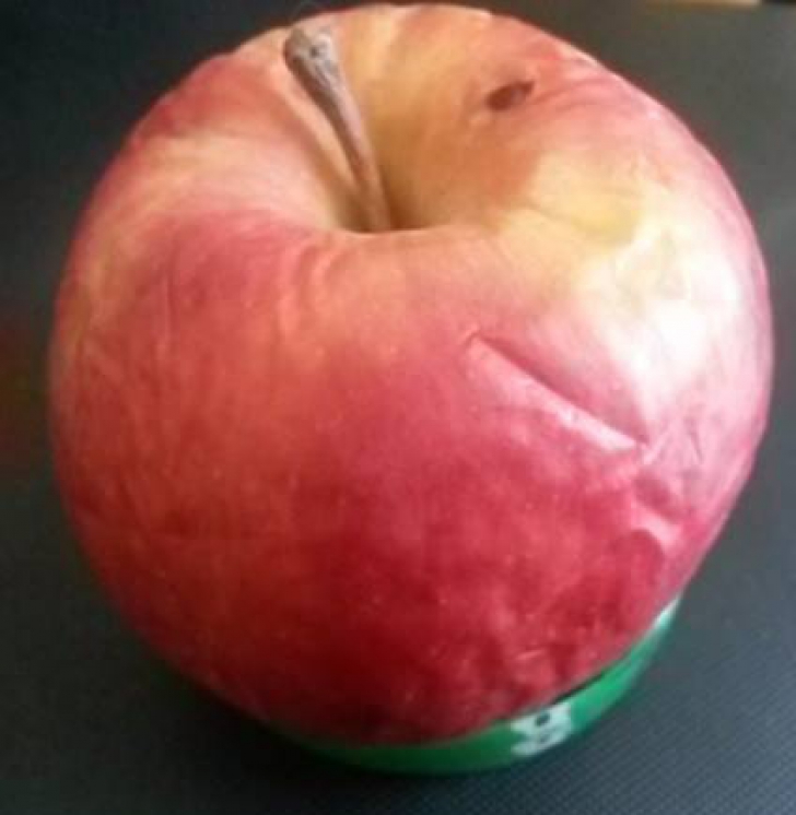 Cum arată un măr de import după ce a fost ţinut şase luni la temperatura camerei