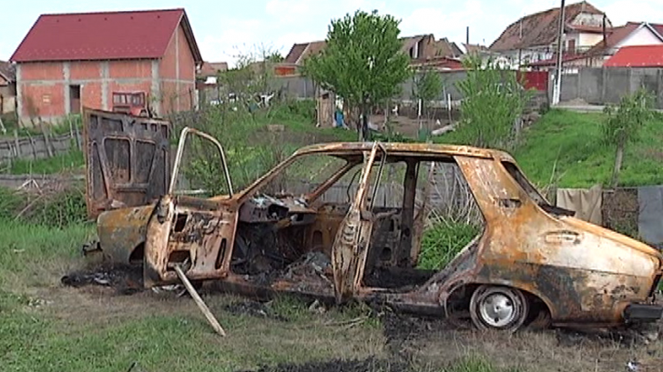 Ce a aflat o familie din Sibiu despre maşina părăsită care le-a ars în curte:cine se ascunsese în ea