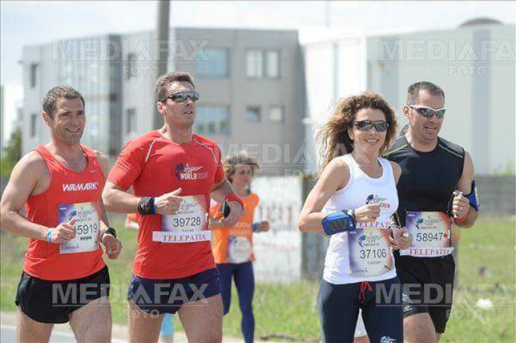 Mircea Badea şi Carmen Brumă au alergat la Maratonul Wings for Life! Ce au făcut ce doi la km 3