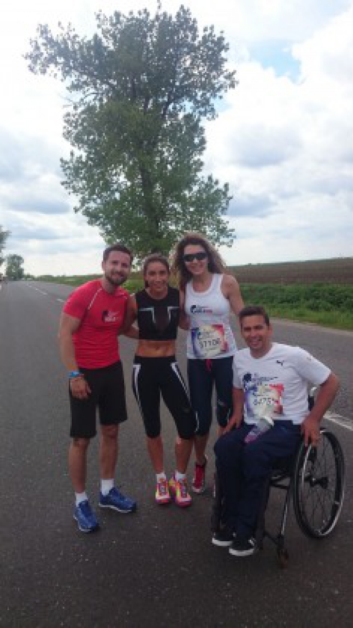 Mircea Badea şi Carmen Brumă au alergat la Maratonul Wings for Life! Ce au făcut ce doi la km 3