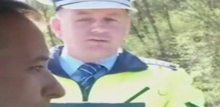 Reacţia unui şofer atunci când un poliţist din Hunedoara vrea să îl amendeze. Filmarea, virală!