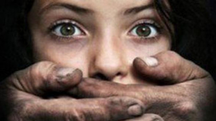 Româncă de 11 ani, vândută în Spania pentru căsătorie cu 17.000 euro, violată şi bătută 